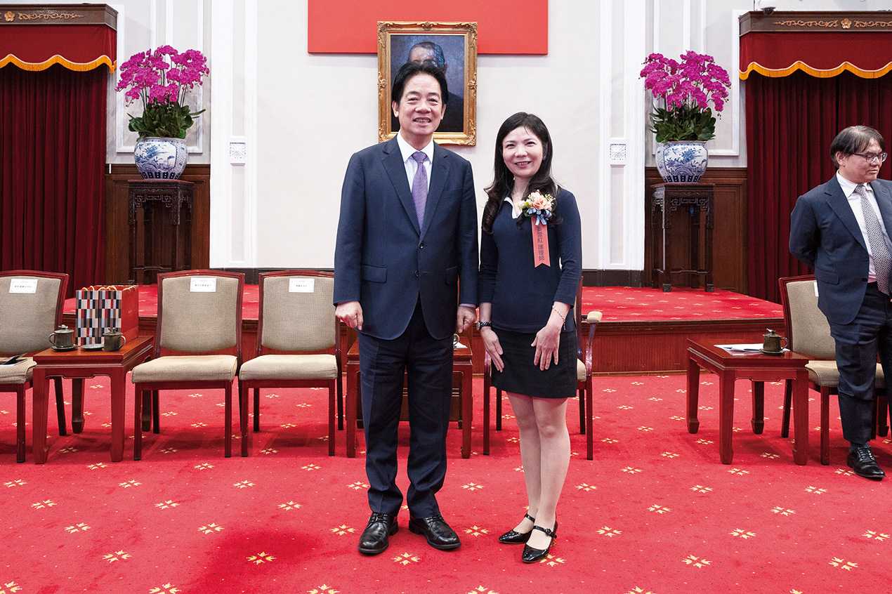 賴清德總統與吳雪紅護理長合影